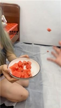 【调教视频】【饭饭】吃内裤-脚下喂食 JS250522-7