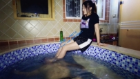 温泉里的玉足诱惑