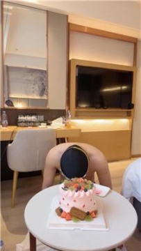 【调教视频】【瑶瑶】骑马狗爬-脚下喂食蛋糕 bf56027