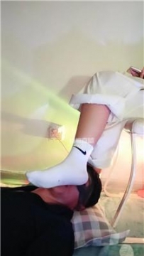 【调教视频】【洛芯s女帝】深喉舔脚家奴伺候 JS260529-34