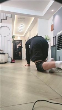 【调教视频】【胡S】下跪伺候主人回家 JS260411-2