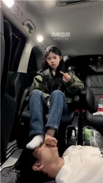 【调教视频】【煎饼狗子】商务车内白袜脚玩奴 bf60187