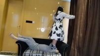 23585【小鹿】奶牛萝莉裙+奶牛棉袜，踩脸踩裆散散步