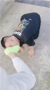 【调教视频】【诗恩】户外舔主人脏拖鞋 JS250527-31