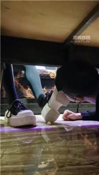 【调教视频】【吴恩】KTV-陪酒公主桌底调 JS260305-1