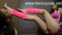 7611【欧】性感高挑的女神调教母狗跪舔帆布鞋美足 踩踏 深喉 虐哭母狗
