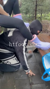 ZB9460 77夫妻--雨天户外调教38分钟