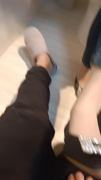 人妻仔裤肉丝裸足吐奶