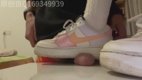 多双脏鞋碾踩牛子+纯白空军舔鞋底撸
