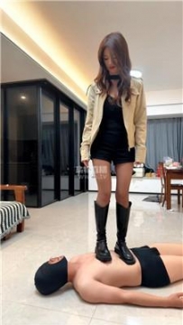 【调教视频】【子琳Sama】踩踏黑丝喂食场 bf61123