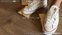 21347 小姐姐白匡威白袜踩面包把面包