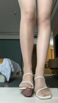 肉丝凉高跟踩射吐奶