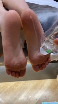 脚底抹油足交吐奶