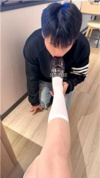 【调教视频】【kkll】爱舔脚jio的贱狗 JS260327-4