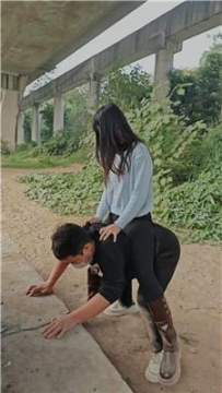 【调教视频】【偏不】户外骑马遛狗犬化/跪舔长靴白袜【双视角版】 bf48720