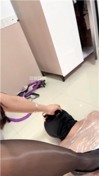 【调教视频】【糖糖】吃烟灰-高跟踩木乃伊狗 JS260313-3