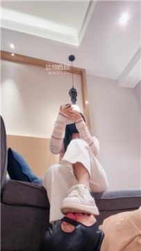 【调教视频】【妮蔻】小白鞋踩踏-插嘴-船袜塞嘴 bf58076