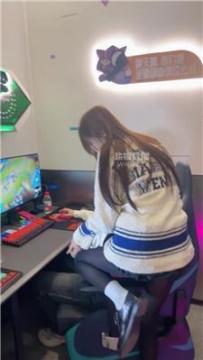 【调教视频】【牙乖乖】电竞女神的脚下奴 JS251023-18