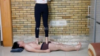 30932  女神将真实啤酒瓶和玻璃杯碎片撒在地毯身上，穿高跟鞋残忍碾踩 5GB