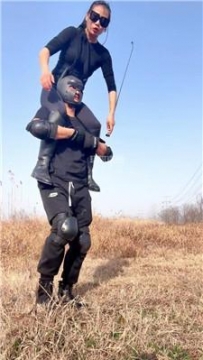 【调教视频】【爱丽丝】户外骑马遛狗场 JS260223-12