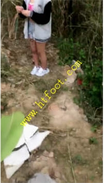TL26043 可以伺候晚晚吗】户外恋足口水耳光踩蛇23分钟