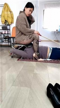 【调教视频】【霓鹿】藤鞭强制人体马桶 JS260307-23