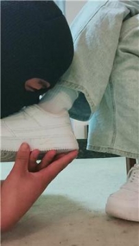 【调教视频】 【蓝月大人】小白鞋白袜恋足狂舔 JS251023-34