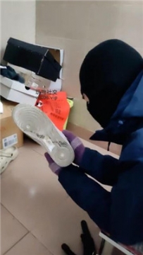 【调教视频】【奇了怪了】胯下辱-鞭打/闻舔小白鞋原味棉袜 JS241216-6