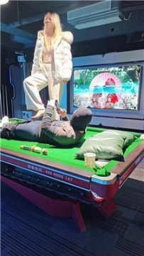 【调教视频】【是樱樱呀】台球桌上玩贱货 JS260118-17