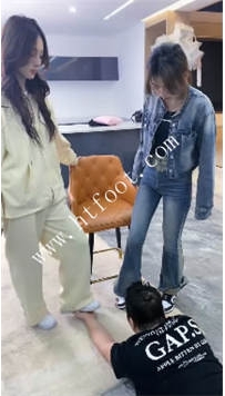 TL45230 麋鹿银儿】顶级寒夕老师带顶级美钕 双美钕72分钟