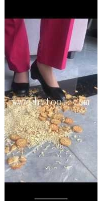 26220  南航空乘小姐姐小皮鞋踩食物