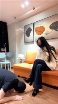 【调教视频】【HLIII】垃圾桶套头-连环踢裆 JS251205-21