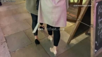 30501  Grazi劲爆餐厅公共场合调教脚奴！女神和闺蜜吃饭，贱奴躺桌子下清理臭汗脚！