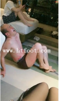 TL14481 诺曦S依艺S双女王比昨天更狠铆钉鞋一脚下去奴下体直接出血72分钟
