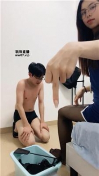 【调教视频】【软软】黑丝酸臭脚蹂躏眼镜男 bf53042