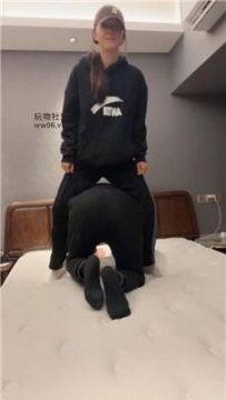 【调教视频】【伊未】骑马转胯狗爬/白袜脚踩虐/腿绞窒息 bf48833