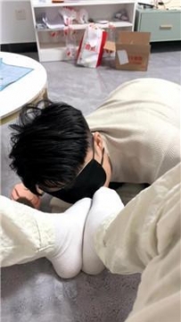 【调教视频】【丸佳】品尝白袜酸臭脚 JS251225-3