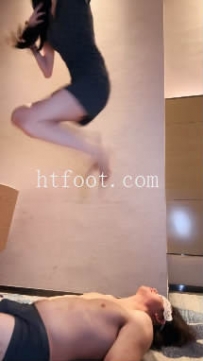 ZB9598 千千--踢裆升水高跟裸足踩踏42分钟