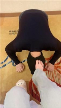 【调教视频】【小凤梨】毛拖鞋捂臭脚虐狗/骑马转胯 JS250104-5