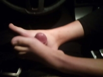 17岁纯情高二学生妹在车内玩FJ-粉嫩小脚轻柔搓弄JB子孙浆糊喷满脚背