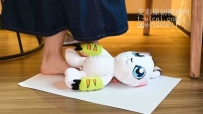 26280  新人娜娜裸足踩娃娃
