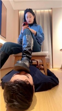 【调教视频】【诗酒】脏长靴踩地毯奴 JS260121-6