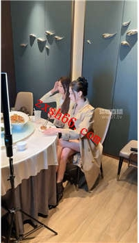 TLZB25523艾琳-和闺蜜餐厅调教恋鞋变态35分