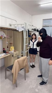 【调教视频】【松紫大大】女生寝室白袜脚玩奴 bf58886