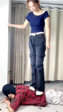 【调教视频】【女生也能很暴力】户外搭讪脏鞋女神 bf63473