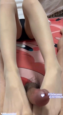 苗条女友 肉丝裸足足交吐奶