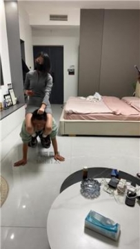 【调教视频】【尤黎】姐妹两训狗继父 JS251116-2