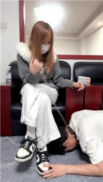 【调教视频】【小雨大王】耐克鞋白袜玩纹身男【双视角版】 JS251225-25