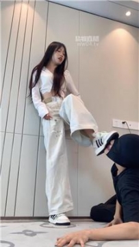 【调教视频】【女生也能很暴力】运动鞋踢踹踩踏-粉袜闻舔 bf58880