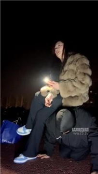 【调教视频】【煊赫大人】户外喂食-舔脏鞋 bf61150